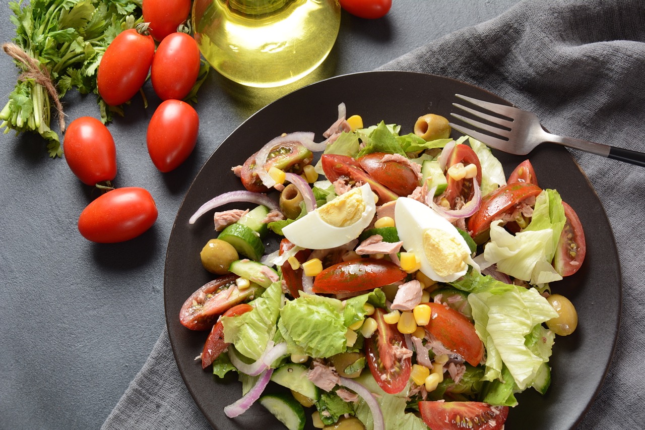 Prolećna obrok zelena salata sa kuvanim jajima i hrskavom slaninicom
